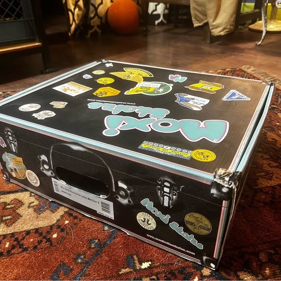 Moxie size 8 Beach Bunny Yellow Roller Skates with Accessories - Picture 5 of 5